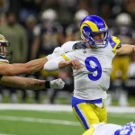 NFL, American Football Herren, USA Los Angeles Rams at New Orleans Saints Nov 20, 2022 New Orleans, Louisiana, USA Los Angeles Rams quarterback Matthew Stafford 9 is grabbed by New Orleans Saints linebacker Kaden Elliss 55 in the second quarter at the Caesars Superdome. New Orleans Caesars Superdome Louisiana USA, EDITORIAL USE ONLY PUBLICATIONxINxGERxSUIxAUTxONLY Copyright: xChuckxCookx 20221120_cec_ac9_018