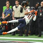 ATLANTA, GA NOVEMBER 20: Chicago wide receiver Darnell Mooney 11 catches a touchdown pass during the NFL, American Football Herren, USA game between the Chicago Bears and the Atlanta Falcons on November 20th, 2022 at Mercedes-Benz Stadium in Atlanta, GA. Photo by Rich von Biberstein/Icon Sportswire NFL: NOV 20 Bears at Falcons Icon221120005