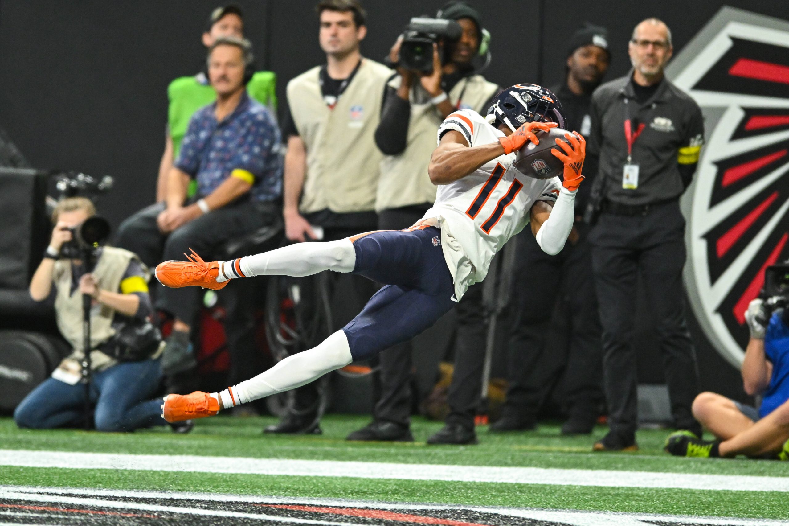 ATLANTA, GA NOVEMBER 20: Chicago wide receiver Darnell Mooney 11 catches a touchdown pass during the NFL, American Football Herren, USA game between the Chicago Bears and the Atlanta Falcons on November 20th, 2022 at Mercedes-Benz Stadium in Atlanta, GA. Photo by Rich von Biberstein/Icon Sportswire NFL: NOV 20 Bears at Falcons Icon221120005