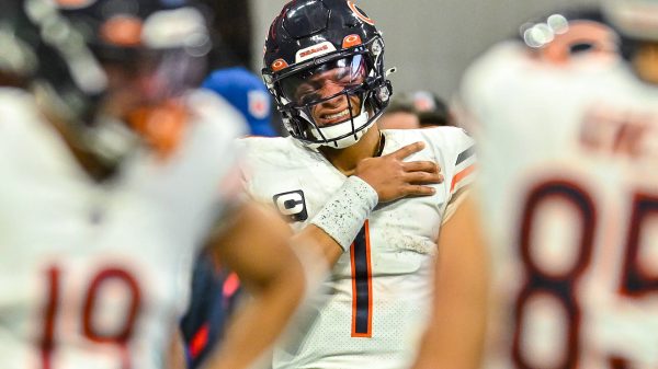 ATLANTA, GA NOVEMBER 20: Chicago quarterback Justin Fields 1 reacts after injuring his shoulder during the NFL, American Football Herren, USA game between the Chicago Bears and the Atlanta Falcons on November 20th, 2022 at Mercedes-Benz Stadium in Atlanta, GA. Photo by Rich von Biberstein/Icon Sportswire NFL: NOV 20 Bears at Falcons Icon221120107