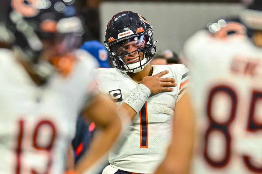 ATLANTA, GA NOVEMBER 20: Chicago quarterback Justin Fields 1 reacts after injuring his shoulder during the NFL, American Football Herren, USA game between the Chicago Bears and the Atlanta Falcons on November 20th, 2022 at Mercedes-Benz Stadium in Atlanta, GA. Photo by Rich von Biberstein/Icon Sportswire NFL: NOV 20 Bears at Falcons Icon221120107