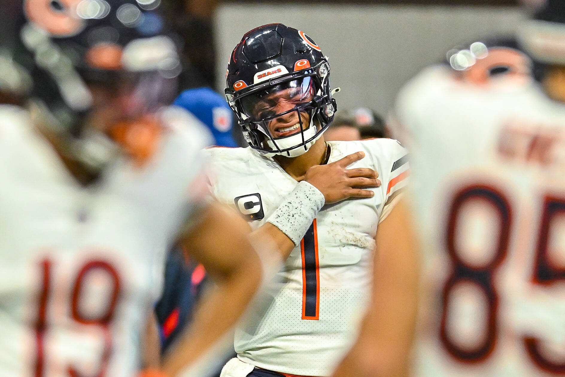 ATLANTA, GA NOVEMBER 20: Chicago quarterback Justin Fields 1 reacts after injuring his shoulder during the NFL, American Football Herren, USA game between the Chicago Bears and the Atlanta Falcons on November 20th, 2022 at Mercedes-Benz Stadium in Atlanta, GA. Photo by Rich von Biberstein/Icon Sportswire NFL: NOV 20 Bears at Falcons Icon221120107