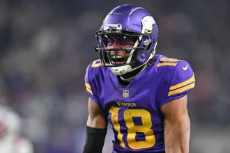 Justin Jefferson, Wide Receiver der Minnesota Vikings, jubelt auf dem Spielfeld in seinem violetten Trikot.