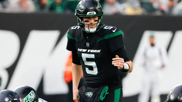 EAST RUTHERFORD, NJ - NOVEMBER 27: New York Jets quarterback Mike White 5 during the first quarter of the National Football League game between the New York Jets and the Chicago Bears on November 27, 2022 at MetLife Stadium in East Rutherford, New Jersey. Photo by Rich Graessle/Icon Sportswire NFL, American Football Herren, USA NOV 27 Bears at Jets Icon22112710645