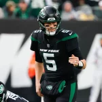 EAST RUTHERFORD, NJ - NOVEMBER 27: New York Jets quarterback Mike White 5 during the first quarter of the National Football League game between the New York Jets and the Chicago Bears on November 27, 2022 at MetLife Stadium in East Rutherford, New Jersey. Photo by Rich Graessle/Icon Sportswire NFL, American Football Herren, USA NOV 27 Bears at Jets Icon22112710645