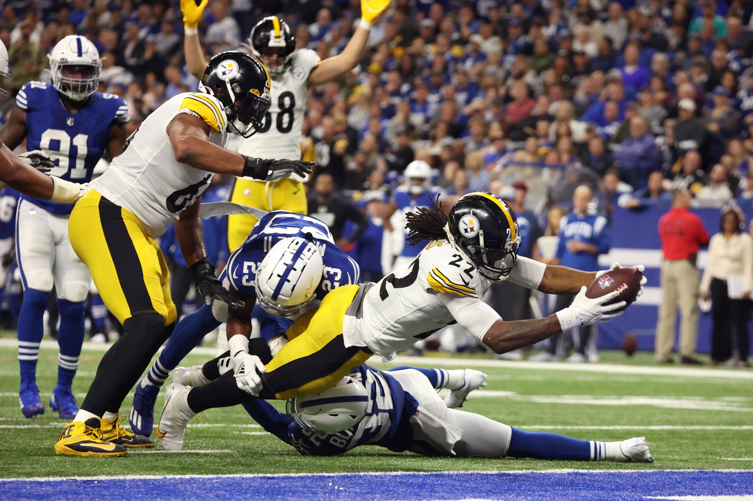 NFL, American Football Herren, USA Pittsburgh Steelers at Indianapolis Colts Nov 28, 2022 Indianapolis, Indiana, USA Pittsburgh Steelers running back Najee Harris 22 scores a touchdown past Indianapolis Colts free safety Julian Blackmon 32 and cornerback Kenny Moore 23 during the first half at Lucas Oil Stadium. Indianapolis Lucas Oil Stadium Indiana USA, EDITORIAL USE ONLY PUBLICATIONxINxGERxSUIxAUTxONLY Copyright: xTrevorxRuszkowskix 20221128_ojr_br2_063