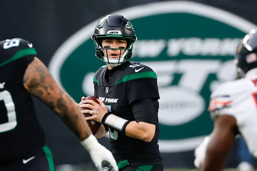 EAST RUTHERFORD, NJ - NOVEMBER 27: New York Jets quarterback Mike White 5 during the National Football League game between the New York Jets and the Chicago Bears on November 27, 2022 at MetLife Stadium in East Rutherford, New Jersey. Photo by Rich Graessle/Icon Sportswire NFL, American Football Herren, USA NOV 27 Bears at Jets Icon22112710709