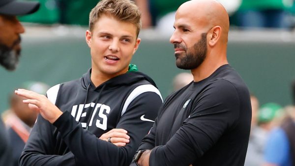 EAST RUTHERFORD, NJ - SEPTEMBER 25: New York Jets quarterback Zach Wilson 2 and New York Jets head coach Robert Saleh talk prior to the National Football League game between the New York Jets and the Cincinnati Bengals on September 25, 2022 at MetLife Stadium in East Rutherford, New Jersey. Photo by Rich Graessle/Icon Sportswire NFL, American Football Herren, USA SEP 25 Bengals at Jets Icon2209259181