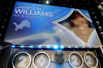 Jameson Williams - NFL, American Football Herren, USA NFL Draft, Apr 28, 2022 Las Vegas, NV, USA Alabama wide receiver Jameson Williams is announced as the twelfth overall pick to the Detroit Lions during the first round of the 2022 NFL Draft at the NFL Draft Theater. Mandatory Credit: Kirby Lee-USA TODAY Sports, 28.04.2022 18:31:56, 18170370, NPStrans, Jameson Williams, Detroit Lions, TopPic, NFL Draft, NFL PUBLICATIONxINxGERxSUIxAUTxONLY Copyright: xKirbyxLeex 18170370