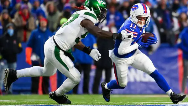 NFL, American Football Herren, USA New York Jets at Buffalo Bills, Jan 9, 2022 Orchard Park, New York, USA Buffalo Bills wide receiver Cole Beasley 11 runs with the ball after a catch as New York Jets middle linebacker C.J. Mosley 57 defends during the first half at Highmark Stadium. Mandatory Credit: Rich Barnes-USA TODAY Sports, 09.01.2022 16:28:52, 17479840, Buffalo Bills, Cole Beasley, New York Jets, NPStrans, NFL, TopPic, C.J. Mosley PUBLICATIONxINxGERxSUIxAUTxONLY Copyright: xRichxBarnesx 17479840