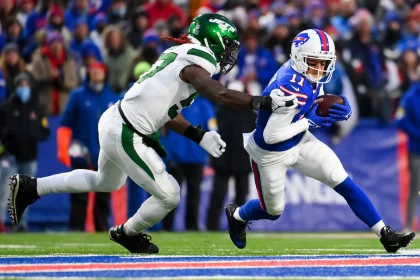 NFL, American Football Herren, USA New York Jets at Buffalo Bills, Jan 9, 2022 Orchard Park, New York, USA Buffalo Bills wide receiver Cole Beasley 11 runs with the ball after a catch as New York Jets middle linebacker C.J. Mosley 57 defends during the first half at Highmark Stadium. Mandatory Credit: Rich Barnes-USA TODAY Sports, 09.01.2022 16:28:52, 17479840, Buffalo Bills, Cole Beasley, New York Jets, NPStrans, NFL, TopPic, C.J. Mosley PUBLICATIONxINxGERxSUIxAUTxONLY Copyright: xRichxBarnesx 17479840
