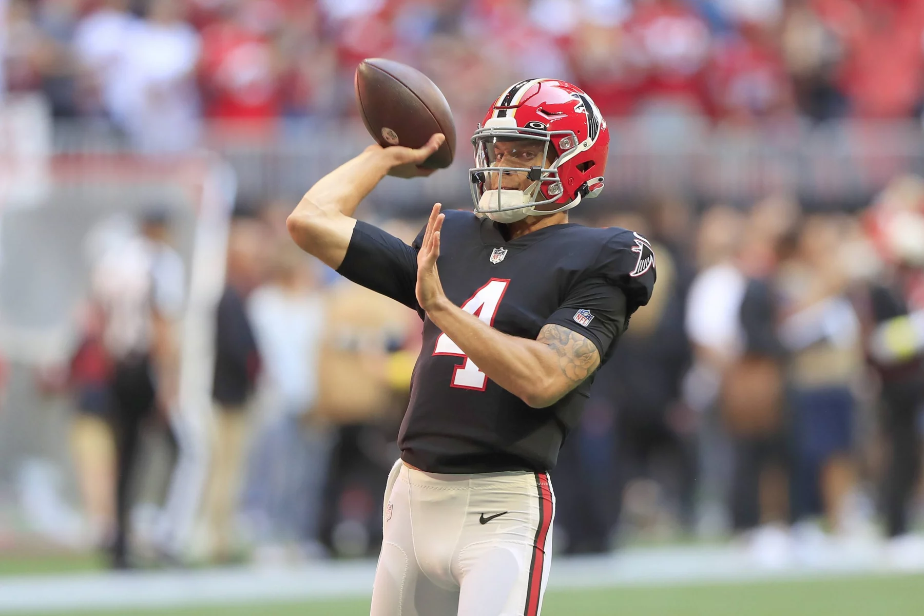Desmond Ridder - ATLANTA, GA - OCTOBER 16: Atlanta Falcons rookie quarterback Desmond Ridder 4 warms up before the NFL, American Football Herren, USA football game between the Atlanta Falcons and the San Francisco 49ers on October 16, 2022 at Mercedes-Benz Stadium in Atlanta, Georgia. Photo by David J. Griffin/Icon Sportswire NFL: OCT 16 49ers at Falcons Icon9532210161021