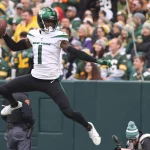 Sauce Gardner GREEN BAY, WI - OCTOBER 16: New York Jets cornerback Sauce Gardner 1 celebrates during a game between the Green Bay Packers and the New York Jets at Lambeau Field on October 16, 2022 in Green Bay, WI. Photo by Larry Radloff/Icon Sportswire NFL, American Football Herren, USA OCT 16 Jets at Packers Icon2210160347