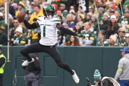 Sauce Gardner GREEN BAY, WI - OCTOBER 16: New York Jets cornerback Sauce Gardner 1 celebrates during a game between the Green Bay Packers and the New York Jets at Lambeau Field on October 16, 2022 in Green Bay, WI. Photo by Larry Radloff/Icon Sportswire NFL, American Football Herren, USA OCT 16 Jets at Packers Icon2210160347