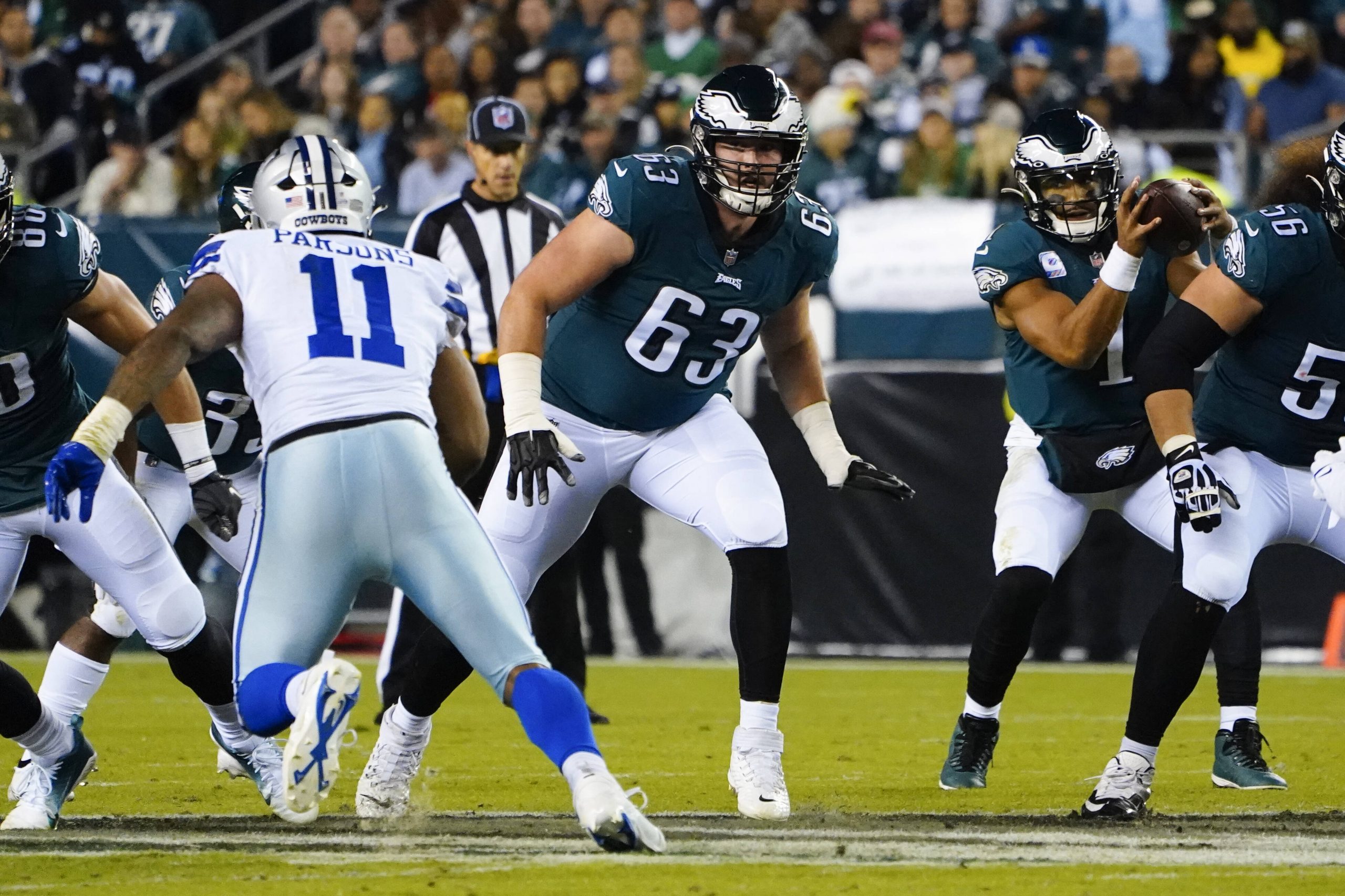 PHILADELPHIA, PA - OCTOBER 16: Philadelphia Eagles Offensive Tackle Jack Driscoll 63 looks to block during the second half of the National Football League game between the Dallas Cowboys and Philadelphia Eagles on October 16,2022, at Lincoln Financial Field in Philadelphia, PA. Photo by Gregory Fisher/Icon Sportswire NFL, American Football Herren, USA OCT 16 Cowboys at Eagles Icon221016145
