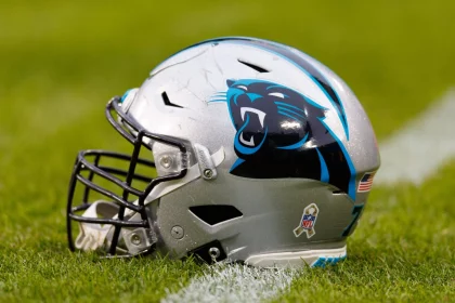 Colin Granger - NFL, American Football Herren, Scott Fitterer USA Carolina Panthers at Green Bay Packers, Nov 10, 2019 Green Bay, WI, USA A Carolina Panthers helmet sits on the field during warmups prior to the game against the Green Bay Packers at Lambeau Field. Mandatory Credit: Jeff Hanisch-USA TODAY Sports, 10.11.2019 14:35:14, 13686150, Green Bay Packers, Lambeau Field, NFL, Carolina Panthers PUBLICATIONxINxGERxSUIxAUTxONLY Copyright: xJeffxHanischx 13686150