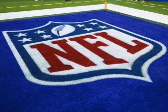 Weitere Regeländerungen, CA - Offseason 2024 - OCTOBER 30: Detail view of an NFL, American Football Herren, USA shield logo on the field during an NFL football game between the San Francisco 49ers and the Los Angeles Rams on October 30, 2022 at SoFi Stadium in Inglewood, CA. Photo by Ric Tapia/Icon Sportswire NFL: OCT 30 49ers at Rams Icon269221030068