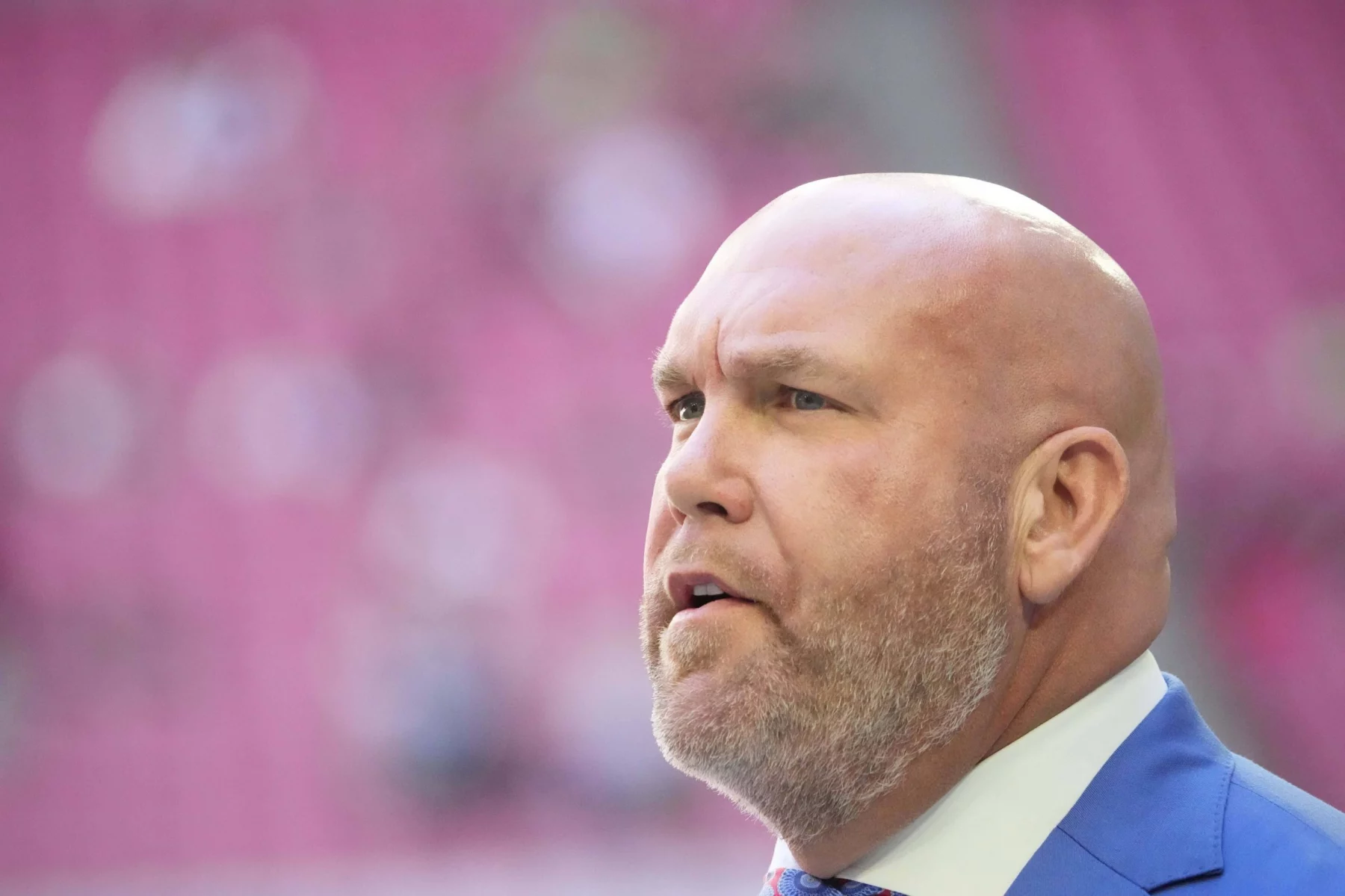 NFL, American Football Herren, USA Seattle Seahawks at Arizona Cardinals Nov 6, 2022 Phoenix, Ariz., United States Arizona Cardinals general manger Steve Keim watches his team warm up before playing against the Seattle Seahawks at State Farm Stadium. Glendale State Farm Stadium Ariz. United States, EDITORIAL USE ONLY PUBLICATIONxINxGERxSUIxAUTxONLY Copyright: xMichaelxChowx 20221106_lbm_usa_467
