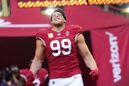 NFL, American Football Herren, USA Cardinals vs. Seahawks-Seattle Seahawks at Arizona Cardinals Nov 6, 2022 Phoenix, AZ, United States Arizona Cardinals defensive lineman J.J. Watt 99 ris introduced before they take on the Seattle Seahawks at State Farm Stadium. Phoenix State Farm Stadium AZ United States, EDITORIAL USE ONLY PUBLICATIONxINxGERxSUIxAUTxONLY Copyright: xx 20221106_tdc_pe4_391