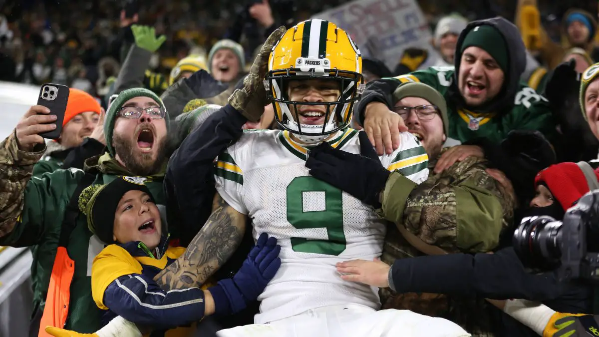 Christian Watson GREEN BAY, WI - NOVEMBER 17: Green Bay Packers wide receiver Christian Watson 9 does a Lambeau Leap during a game between the Green Bay Packers and the Tennessee Titans at Lambeau Field on November 17, 2022 in Green Bay, WI. Photo by Larry Radloff/Icon Sportswire NFL, American Football Herren, USA NOV 17 Titans at Packers Icon2211173007