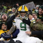 Christian Watson GREEN BAY, WI - NOVEMBER 17: Green Bay Packers wide receiver Christian Watson 9 does a Lambeau Leap during a game between the Green Bay Packers and the Tennessee Titans at Lambeau Field on November 17, 2022 in Green Bay, WI. Photo by Larry Radloff/Icon Sportswire NFL, American Football Herren, USA NOV 17 Titans at Packers Icon2211173007