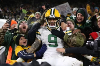 Christian Watson GREEN BAY, WI - NOVEMBER 17: Green Bay Packers wide receiver Christian Watson 9 does a Lambeau Leap during a game between the Green Bay Packers and the Tennessee Titans at Lambeau Field on November 17, 2022 in Green Bay, WI. Photo by Larry Radloff/Icon Sportswire NFL, American Football Herren, USA NOV 17 Titans at Packers Icon2211173007