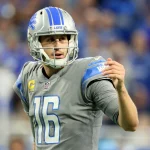 NFL TV Programm - Jared Goff - Detroit Lions vs Buffalo Bills Detroit Lions quarterback Jared Goff 16 signals at the line of scrimmage during an NFL, American Football Herren, USA football game between the Detroit Lions and the Buffalo Bills in Detroit, Michigan USA, on Thursday, November 24, 2022. Detroit Michigan United States PUBLICATIONxNOTxINxFRA Copyright: xAmyxLemusx originalFilename:lemus-detroitl221124_np6vf.jpg