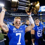 NCAA, College League, USA Football: Louisville at Kentucky Nov 26, 2022 Lexington, Kentucky, USA Kentucky Wildcats quarterback Will Levis 7 holds up the Governors Cup trophy after winning the game against the Louisville Cardinals at Kroger Field. Lexington Kroger Field Kentucky USA, EDITORIAL USE ONLY PUBLICATIONxINxGERxSUIxAUTxONLY Copyright: xJordanxPratherx 20221126_tbs_li0_293