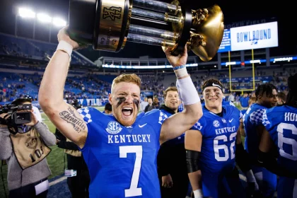 NCAA, College League, USA Football: Louisville at Kentucky Nov 26, 2022 Lexington, Kentucky, USA Kentucky Wildcats quarterback Will Levis 7 holds up the Governors Cup trophy after winning the game against the Louisville Cardinals at Kroger Field. Lexington Kroger Field Kentucky USA, EDITORIAL USE ONLY PUBLICATIONxINxGERxSUIxAUTxONLY Copyright: xJordanxPratherx 20221126_tbs_li0_293