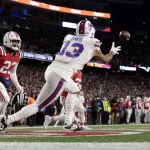 Gabe Davis - FOXBOROUGH, MA - DECEMBER 01: Buffalo Bills wide receiver Gabriel Davis 13 catches a touchdown pass during a game between the New England Patriots and the Buffalo Bills on December 1, 2022, at Gillette Stadium in Foxborough, Massachusetts. Photo by Fred Kfoury III/Icon Sportswire NFL, American Football Herren, USA DEC 01 Bills at Patriots Icon482221201130