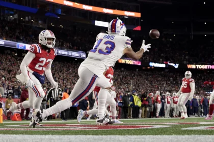 Gabe Davis - FOXBOROUGH, MA - DECEMBER 01: Buffalo Bills wide receiver Gabriel Davis 13 catches a touchdown pass during a game between the New England Patriots and the Buffalo Bills on December 1, 2022, at Gillette Stadium in Foxborough, Massachusetts. Photo by Fred Kfoury III/Icon Sportswire NFL, American Football Herren, USA DEC 01 Bills at Patriots Icon482221201130