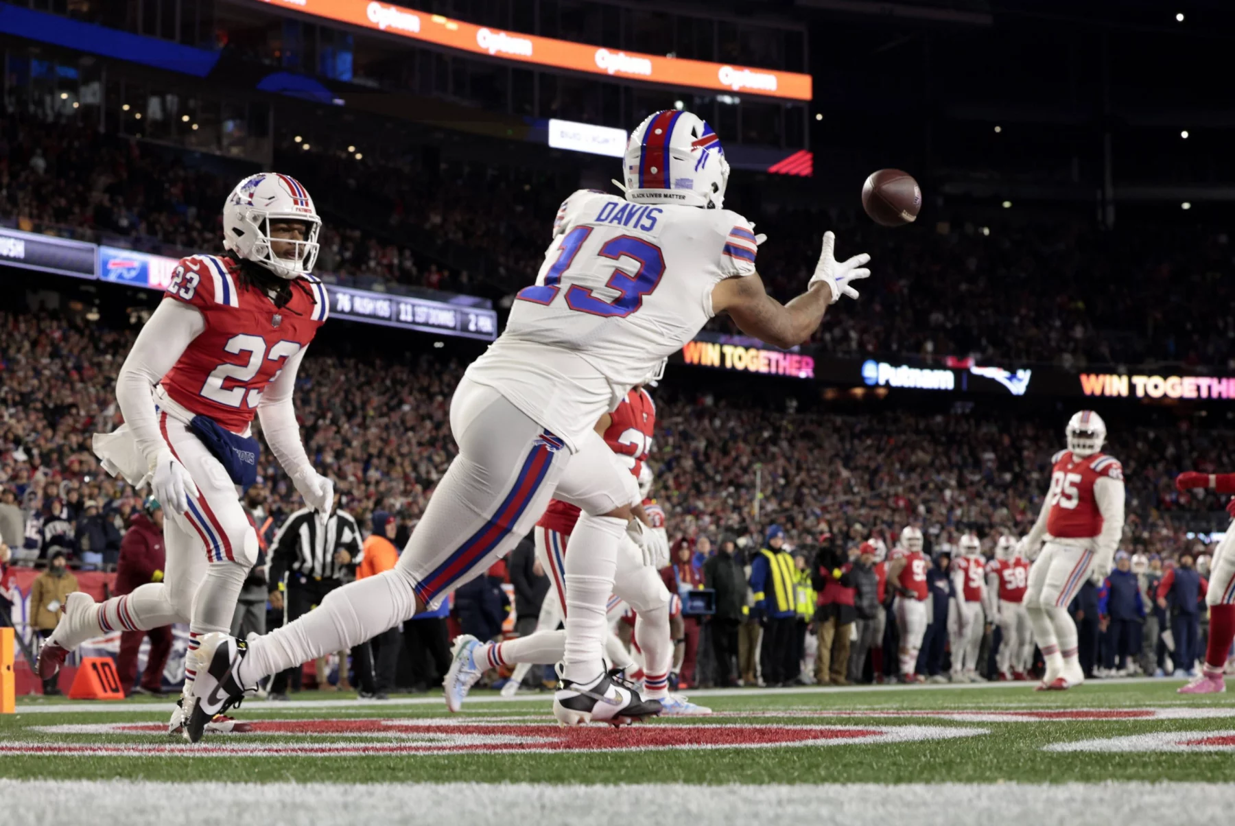 Gabe Davis - FOXBOROUGH, MA - DECEMBER 01: Buffalo Bills wide receiver Gabriel Davis 13 catches a touchdown pass during a game between the New England Patriots and the Buffalo Bills on December 1, 2022, at Gillette Stadium in Foxborough, Massachusetts. Photo by Fred Kfoury III/Icon Sportswire NFL, American Football Herren, USA DEC 01 Bills at Patriots Icon482221201130
