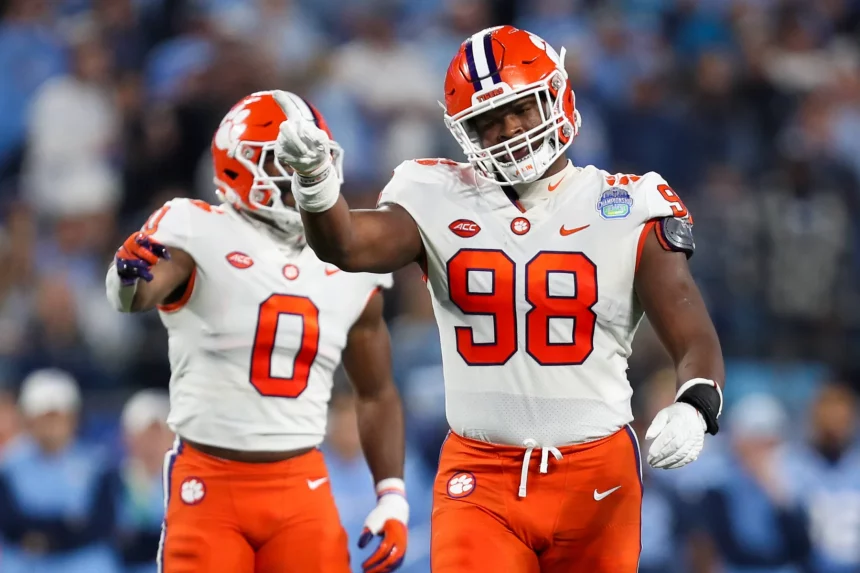 December 3, 2022: Clemson Tigers defensive end Myles Murphy 98 calls out a pre-snap offensive penalty during the NCAA, College League, USA Football Subway ACC Championship Game between the Clemson Tigers and the North Carolina Tar Heels at Bank of America Stadium in Charlotte, North Carolina. /CSM Charlotte USA - ZUMAc04_ 20221204_zaf_c04_010 Copyright: xGregxAtkinsx