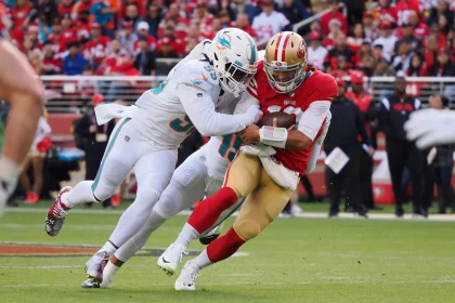 Jimmy Garoppolo - NFL, American Football Herren, USA Miami Dolphins at San Francisco 49ers Dec 4, 2022 Santa Clara, California, USA San Francisco 49ers quarterback Jimmy Garoppolo 10 is sacked by Miami Dolphins inside linebacker Jerome Baker 55 and offensive linebacker Jaelan Phillips 15 during the first quarter at Levi s Stadium. Santa Clara Levi s Stadium California USA, EDITORIAL USE ONLY PUBLICATIONxINxGERxSUIxAUTxONLY Copyright: xKelleyxLxCoxx 20221204_ams_ax5_0256