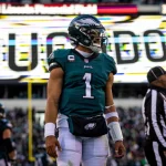 Jalen Hurts - NFL, persönliche Bestmarken, American Football Herren, USA Tennessee Titans at Philadelphia Eagles Dec 4, 2022 Philadelphia, Pennsylvania, USA Philadelphia Eagles quarterback Jalen Hurts 1 looks on after a touchdown against the Tennessee Titans during the fourth quarter at Lincoln Financial Field. Philadelphia Lincoln Financial Field Pennsylvania USA, EDITORIAL USE ONLY PUBLICATIONxINxGERxSUIxAUTxONLY Copyright: xBillxStreicherx 20221204_bs_sq4_0541