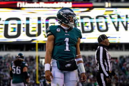 Jalen Hurts - NFL, persönliche Bestmarken, American Football Herren, USA Tennessee Titans at Philadelphia Eagles Dec 4, 2022 Philadelphia, Pennsylvania, USA Philadelphia Eagles quarterback Jalen Hurts 1 looks on after a touchdown against the Tennessee Titans during the fourth quarter at Lincoln Financial Field. Philadelphia Lincoln Financial Field Pennsylvania USA, EDITORIAL USE ONLY PUBLICATIONxINxGERxSUIxAUTxONLY Copyright: xBillxStreicherx 20221204_bs_sq4_0541