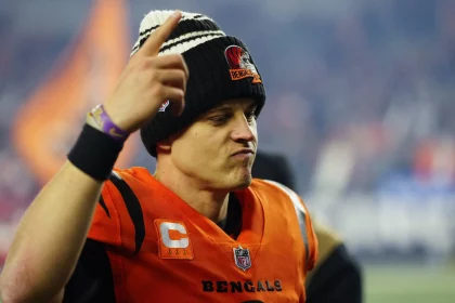 Joe Burrow - NFL, American Football Herren, USA Kansas City Chiefs at Cincinnati Bengals Dec 4, 2022 Cincinnati, Ohio, USA Cincinnati Bengals quarterback Joe Burrow 9 waves a finger as he runs to the locker room after the fourth quarter of a Week 13 NFL game at Paycor Stadium. Cincinnati Paycor Stadium Ohio USA, EDITORIAL USE ONLY PUBLICATIONxINxGERxSUIxAUTxONLY Copyright: xSamxGreenex 20221204_jrs_usa_0273
