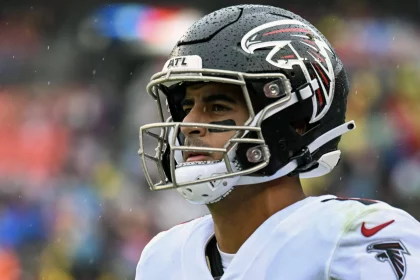 LANDOVER, MD - NOVEMBER 27: Atlanta Falcons quarterback Marcus Mariota 1 in action during the NFL, American Football Herren, USA game between the Atlanta Falcons and the Washington Commanders on November 27, 2022 at Fed Ex Field in Landover, MD. Photo by Mark Goldman/Icon Sportswire NFL: NOV 27 Falcons at Commanders Icon749221127122