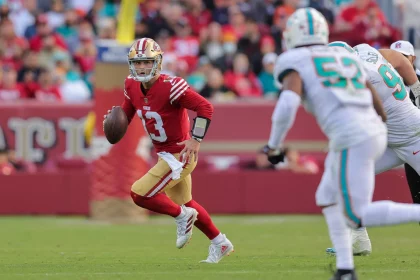 Brock Purdy - NFL, American Football Herren, USA Miami Dolphins at San Francisco 49ers Dec 4, 2022 Santa Clara, California, USA San Francisco 49ers quarterback Brock Purdy 13 scrambles with the ball during the third quarter against the Miami Dolphins at Levi s Stadium. Santa Clara Levi s Stadium California USA, EDITORIAL USE ONLY PUBLICATIONxINxGERxSUIxAUTxONLY Copyright: xSergioxEstradax 20221204_szo_ea1_0202