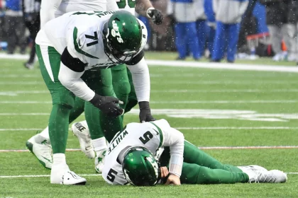 NFL, American Football Herren, USA New York Jets at Buffalo Bills Dec 11, 2022 Orchard Park, New York, USA New York Jets offensive tackle Duane Brown 71 checks on quarterback Mike White 5 who was injured on the play against the Buffalo Bills in the second quarter at Highmark Stadium. Orchard Park Highmark Stadium New York USA, EDITORIAL USE ONLY PUBLICATIONxINxGERxSUIxAUTxONLY Copyright: xMarkxKoneznyx 20221211_jcd_bk3_0136