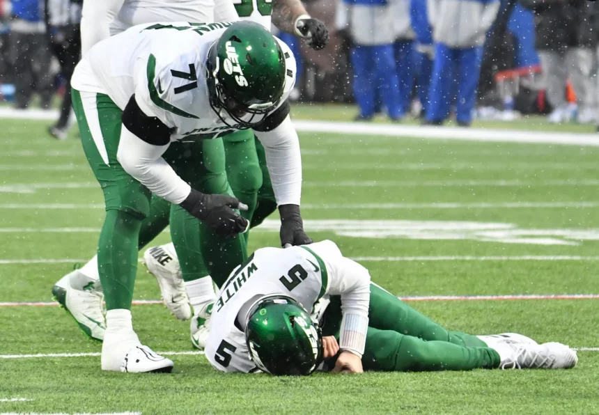 NFL, American Football Herren, USA New York Jets at Buffalo Bills Dec 11, 2022 Orchard Park, New York, USA New York Jets offensive tackle Duane Brown 71 checks on quarterback Mike White 5 who was injured on the play against the Buffalo Bills in the second quarter at Highmark Stadium. Orchard Park Highmark Stadium New York USA, EDITORIAL USE ONLY PUBLICATIONxINxGERxSUIxAUTxONLY Copyright: xMarkxKoneznyx 20221211_jcd_bk3_0136