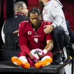 NFL, American Football Herren, USA New England Patriots at Arizona Cardinals Dec 12, 2022 Glendale, Arizona, USA Arizona Cardinals quarterback Kyler Murray reacts as he is carted off the field after suffering an injury against the New England Patriots in the first half at State Farm Stadium. Glendale State Farm Stadium Arizona USA, EDITORIAL USE ONLY PUBLICATIONxINxGERxSUIxAUTxONLY Copyright: xMarkxJ.xRebilasx 20221212_mjr_su5_004