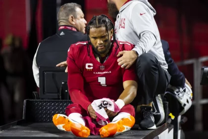 NFL, American Football Herren, USA New England Patriots at Arizona Cardinals Dec 12, 2022 Glendale, Arizona, USA Arizona Cardinals quarterback Kyler Murray reacts as he is carted off the field after suffering an injury against the New England Patriots in the first half at State Farm Stadium. Glendale State Farm Stadium Arizona USA, EDITORIAL USE ONLY PUBLICATIONxINxGERxSUIxAUTxONLY Copyright: xMarkxJ.xRebilasx 20221212_mjr_su5_004
