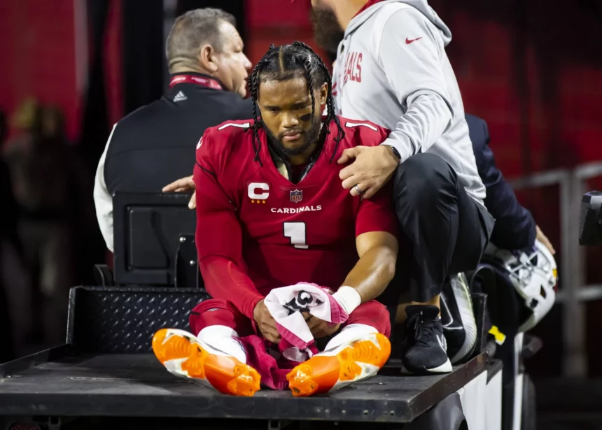 NFL, American Football Herren, USA New England Patriots at Arizona Cardinals Dec 12, 2022 Glendale, Arizona, USA Arizona Cardinals quarterback Kyler Murray reacts as he is carted off the field after suffering an injury against the New England Patriots in the first half at State Farm Stadium. Glendale State Farm Stadium Arizona USA, EDITORIAL USE ONLY PUBLICATIONxINxGERxSUIxAUTxONLY Copyright: xMarkxJ.xRebilasx 20221212_mjr_su5_004