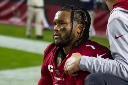 NFL, American Football Herren, USA New England Patriots at Arizona Cardinals Dec 12, 2022 Glendale, Arizona, USA Arizona Cardinals quarterback Kyler Murray reacts after suffering an injury against the New England Patriots in the first half at State Farm Stadium. Glendale State Farm Stadium Arizona USA, EDITORIAL USE ONLY PUBLICATIONxINxGERxSUIxAUTxONLY Copyright: xMarkxJ.xRebilasx 20221212_mjr_su5_054
