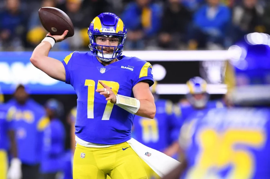 INGLEWOOD, CA - DECEMBER 08: Los Angeles Rams quarterback Baker Mayfield 17 throws a pass during the NFL, American Football Herren, USA game between the Las Vegas Raiders and the Los Angeles Rams on December 8, 2022, at SoFi Stadium in Inglewood, CA. Photo by Brian Rothmuller/Icon Sportswire NFL: DEC 08 Raiders at Rams Icon221208059
