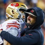 NFL, American Football Herren, USA San Francisco 49ers at Seattle Seahawks Dec 15, 2022 Seattle, Washington, USA San Francisco 49ers head coach Kyle Shanahan, right, hugs tight end George Kittle 85 during the late fourth quarter of a 21-13 victory against the Seattle Seahawks at Lumen Field. Seattle Lumen Field Washington USA, EDITORIAL USE ONLY PUBLICATIONxINxGERxSUIxAUTxONLY Copyright: xJoexNicholsonx 20221215_jmn_sn8_036