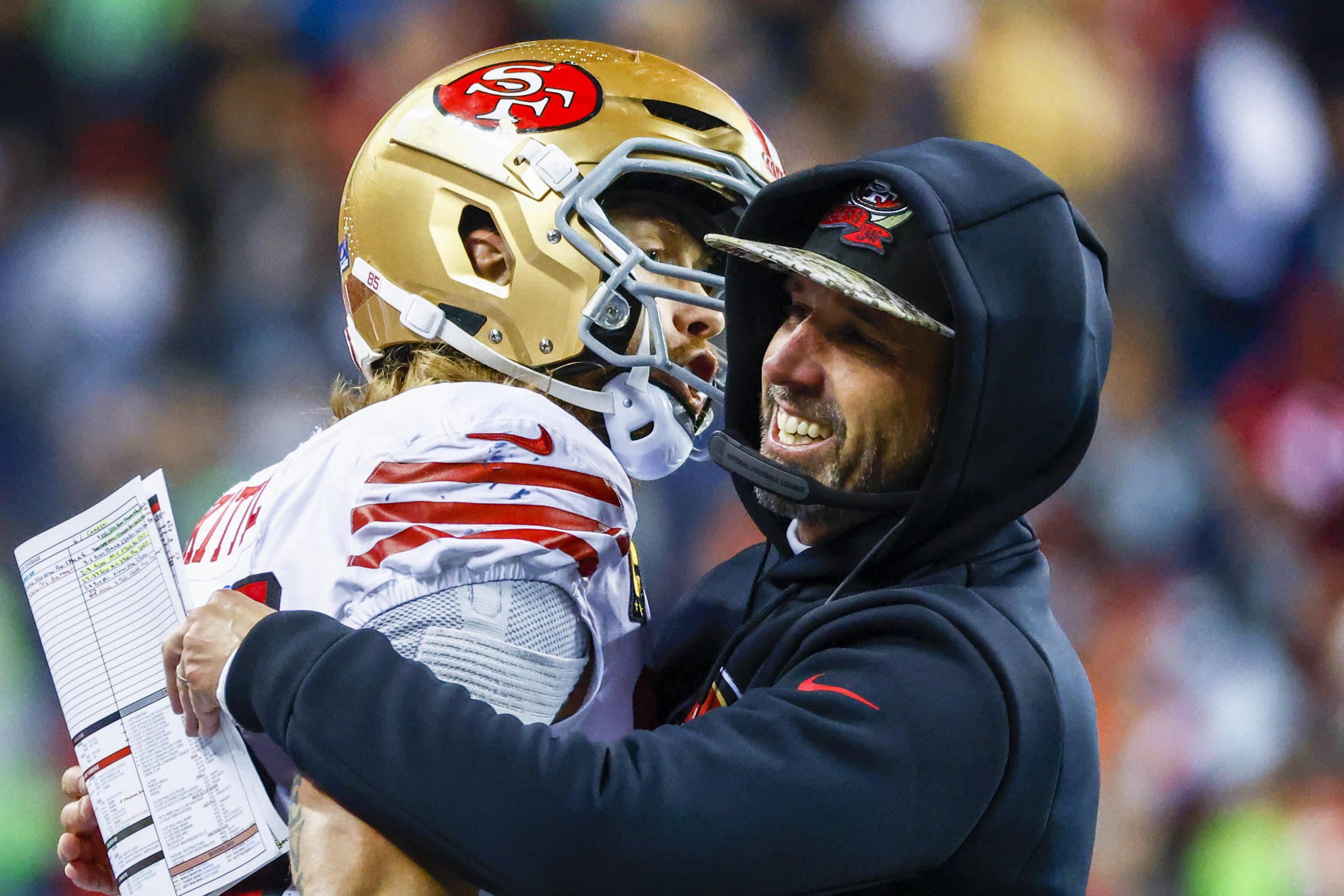 NFL, American Football Herren, USA San Francisco 49ers at Seattle Seahawks Dec 15, 2022 Seattle, Washington, USA San Francisco 49ers head coach Kyle Shanahan, right, hugs tight end George Kittle 85 during the late fourth quarter of a 21-13 victory against the Seattle Seahawks at Lumen Field. Seattle Lumen Field Washington USA, EDITORIAL USE ONLY PUBLICATIONxINxGERxSUIxAUTxONLY Copyright: xJoexNicholsonx 20221215_jmn_sn8_036