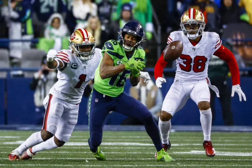 NFL Playoffs TV, American Football Herren, USA San Francisco 49ers at Seattle Seahawks Dec 15, 2022 Seattle, Washington, USA Seattle Seahawks wide receiver Tyler Lockett 16 drops a pass before being hit by San Francisco 49ers cornerback Jimmie Ward 1 during the fourth quarter at Lumen Field. Seattle Lumen Field Washington USA, DAZN NFL WOCHE 14 EDITORIAL USE ONLY PUBLICATIONxINxGERxSUIxAUTxONLY Copyright: xJoexNicholsonx 20221215_jmn_sn8_045