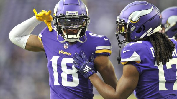 Justin Jefferson, NFL, American Football Herren, USA Indianapolis Colts at Minnesota Vikings Dec 17, 2022 Minneapolis, Minnesota, USA Minnesota Vikings wide receiver Justin Jefferson 18 and wide receiver K.J. Osborn 17 warm up before the game against the Indianapolis Colts at U.S. Bank Stadium. Minneapolis U.S. Bank Stadium Minnesota USA, EDITORIAL USE ONLY PUBLICATIONxINxGERxSUIxAUTxONLY Copyright: xJeffreyxBeckerx 20221217_jhp_bc9_0022